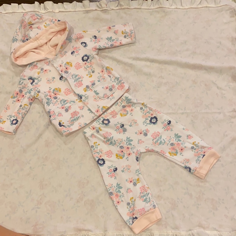 hoodie and pants (3-6 months ) hoodie can flip 2 colors